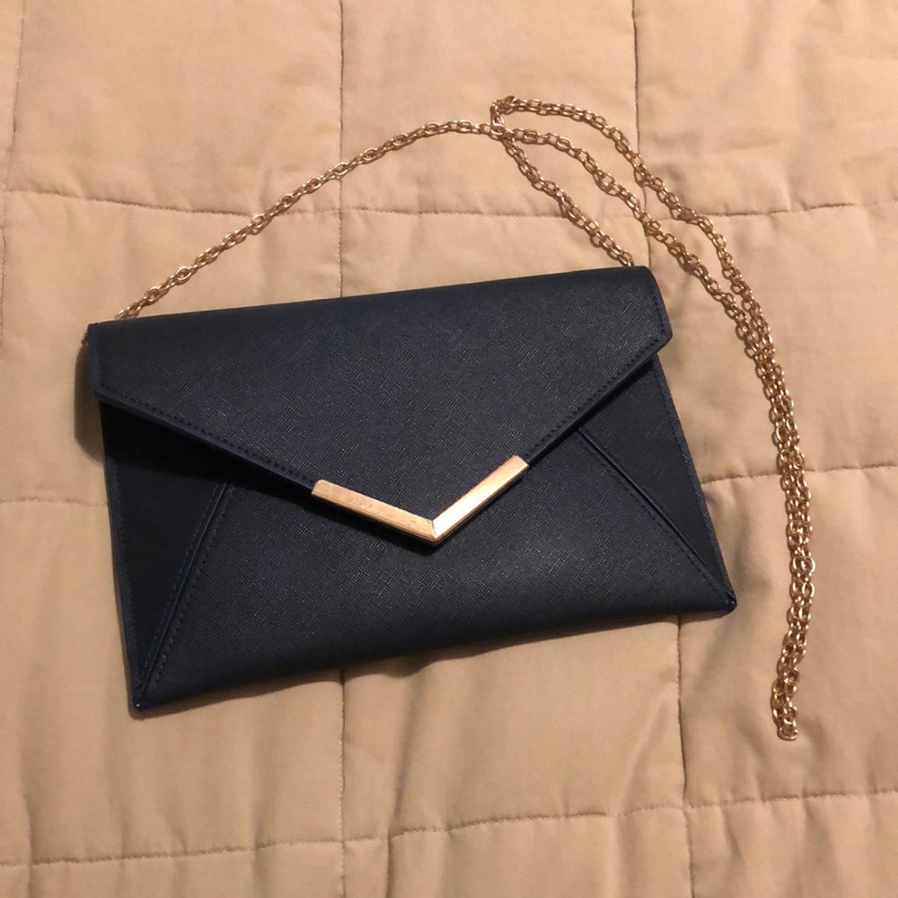 La Regale Navy clutch with removable chain